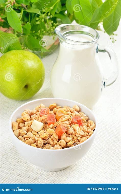 Muesli Con Las Frutas Y La Leche Secadas Foto De Archivo Imagen De