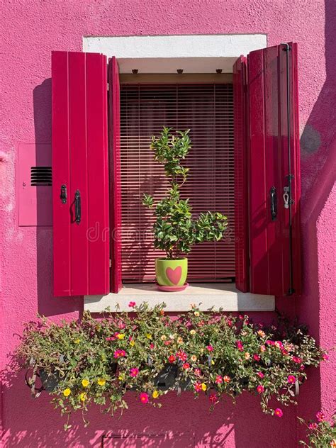 Ventana De Las Casas De Colores Vivos De La Isla De Burano En La Laguna