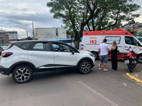 Mulher fica ferida após colisão entre carro e moto em Lages