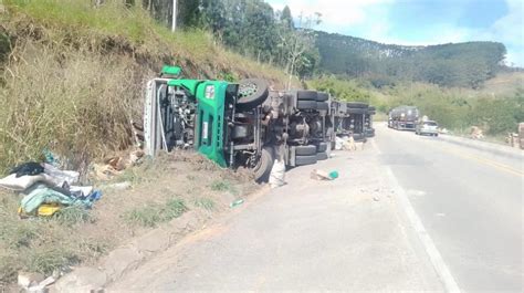 Carreta Que Transportava Produtos De Limpeza Tomba Na Br 101 Hora Do