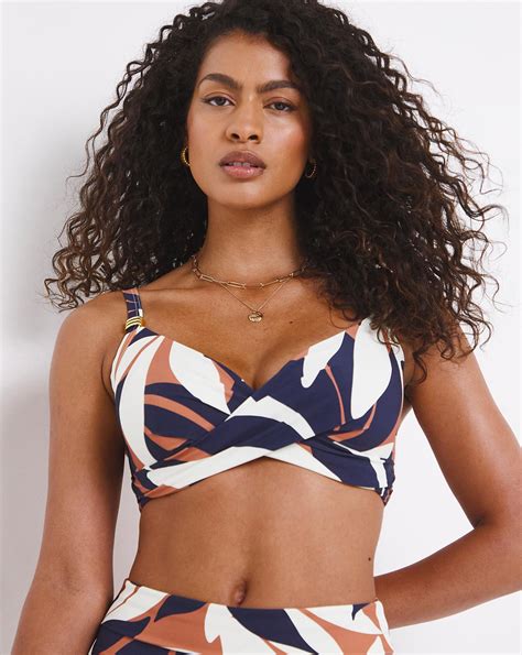 Magisculpt Twist Front Bikini Top Marisota