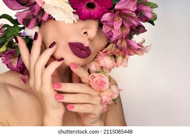 Im Genes De Una Manicura Larga Y Hermosa Con Flores En Los Dedos