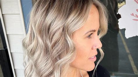 Tips Para Disimular Las Canas Con Mechas Blancas Un Look Moderno Y