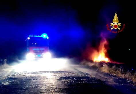 Notte Di Fiamme Nell Hinterland Cagliaritano A Fuoco Auto E Cumuli Di