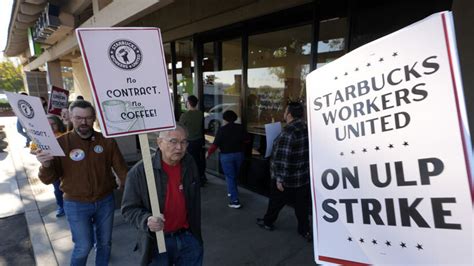 La huelga de trabajadores de Starbucks en EE UU se amplía a más