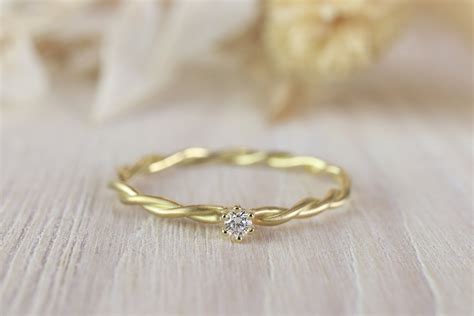 Verlobungsring Milou Aus Gelbgold Mit Krappenfassung Und Diamant