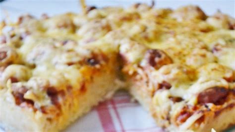 Przepis Pizza Makaronowa Z Par Wkami Przepis Gotujmy Pl