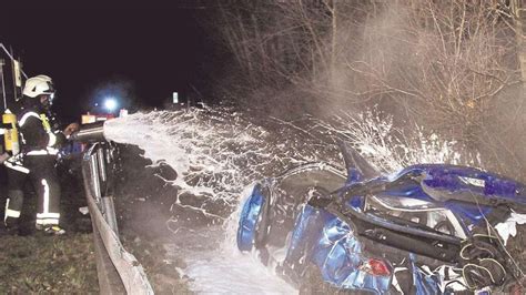 Auto Brennt Nach Unfall Auf Autobahn Aus