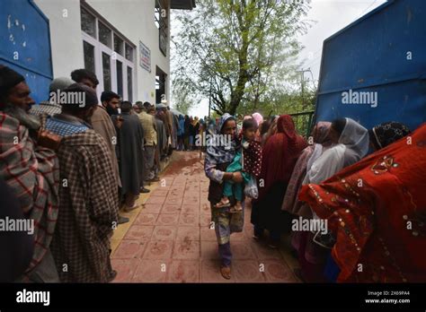 Srinagar Jammu And Kashmir India 13th May 2024 A Kashmiri Woman