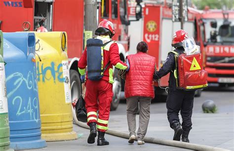 Două persoane din metroul blocat în tunel au fost transportate la