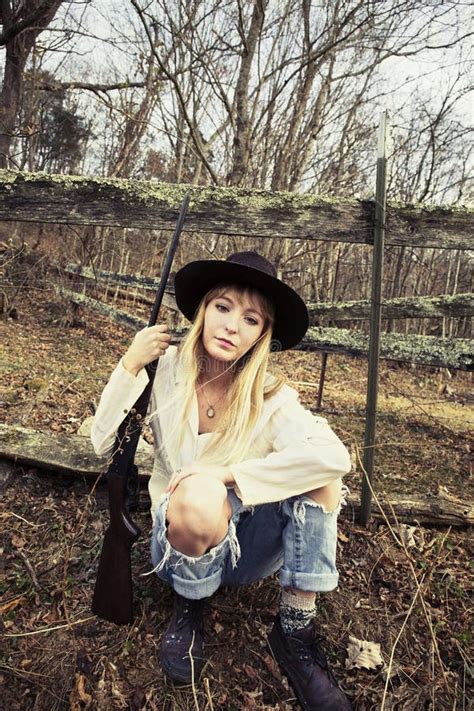 Jeune Femme Blonde Dans Les Bois Avec Une Arme à Feu Photo stock Image of montagnard personne