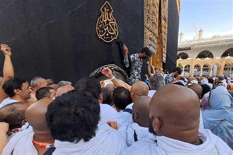 Jemaah Haji Berebut Mencium Hajar Aswad Saat Lakukan Umrah Wajib Dan Sunah