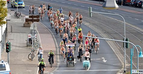 Radler demonstrieren in Köln beim Naked Bike Ride NRW Mindener