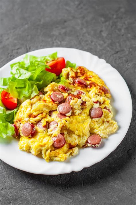 Tortilla Con La Salchicha Y Las Verduras En La Placa Blanca Imagen De