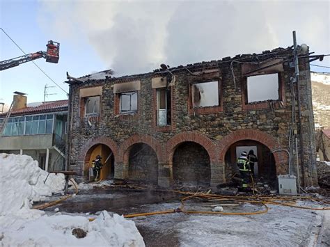 Los Bomberos Trabajan En La Extinción De Un Incendio En Las Antiguas Escuelas De Boca De Huérgano