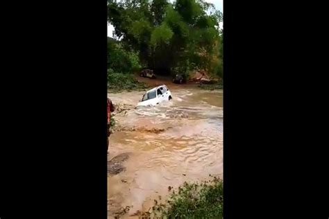 Vídeo família é resgatada de carro arrastado por correnteza Metrópoles