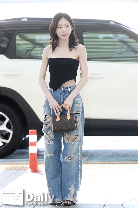 Td포토 소녀시대 태연 인천공항 시선 싹쓸이하는 오프숄더 자태