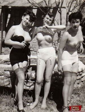 Hot Sexy Naked Vintage Beauties Outdoors In XXX Dessert Picture