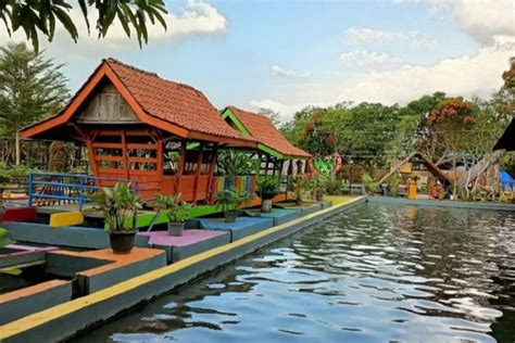 Rasakan Sensasi Makan Di Saung Yang Dikelilingi Kolam Ikan Kuliner