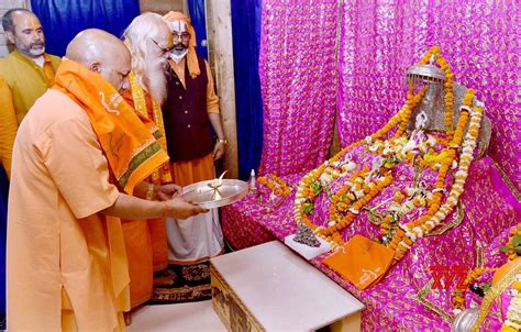 Ayodhya Uttar Pradesh Cm Yogi Adityanath Offers Prayers To Lord Ram