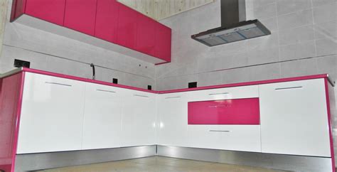 Cocina Casa Prefabricada Cocina En Tonos Fucsia Y Blanco Colocada En Una De Nuestras Viviendas