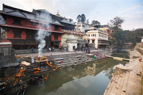 Ceremonia De La Cremaci N A Lo Largo Del R O Santo De Bagmati En