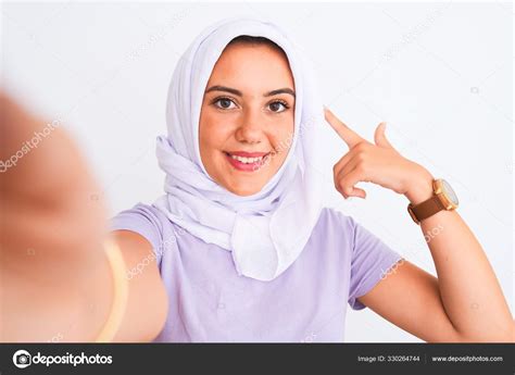 Hermosa Chica Árabe Usando Hijab Hacer Selfie Por Cámara Sobre — Foto