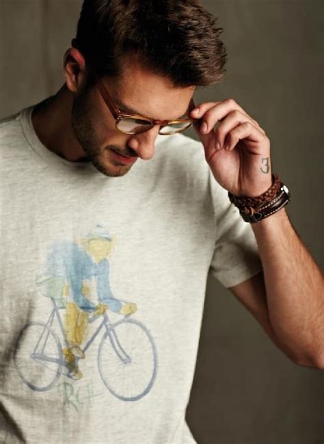 Tortoise shell wayfarers and a cyclist tee Herremode Tøj Beyonce