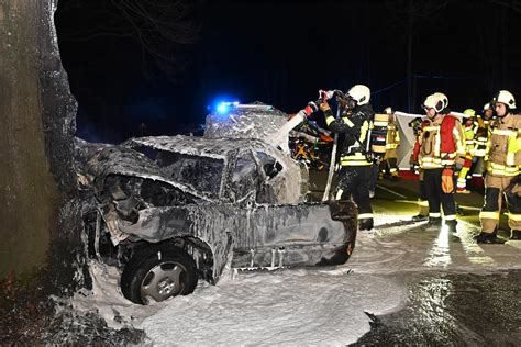 Tödlicher Unfall in Dorsten Auto prallt gegen Baum und fängt Feuer