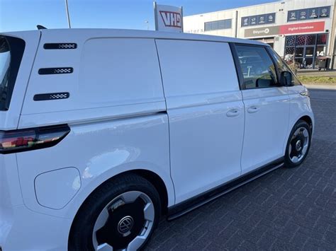 RVS Zwarte Side Bars RVS Zwarte Side Bars VW ID Buzz VHD