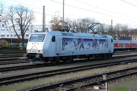 BR 185 540 2 der TX Logistik mit Reklame für Kassel Huskies als