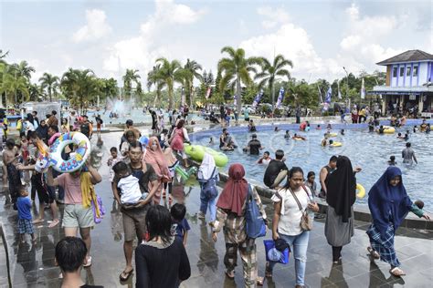 PENINGKATAN WISATAWAN LIBUR LEBARAN ANTARA Foto