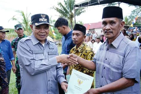 Aspan Serahkan Ratusan Sertifikat Tanah Warga Sungai Karang