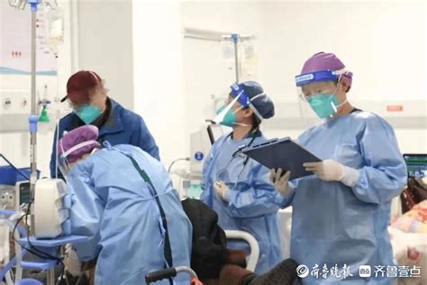 成人急诊、成人发热门诊患者爆满，一医院1小时抢救5例重症病床老人高峰