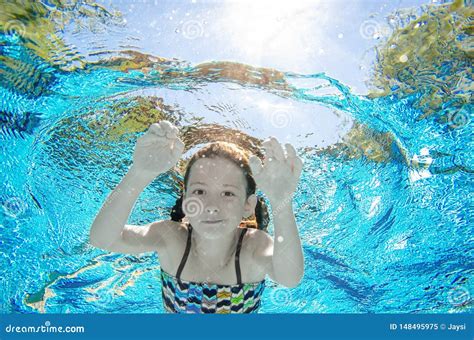 El Nio Nada Bajo El Agua En La Piscina Zambullidas Activas Felices De La Muchacha Del