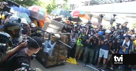 Protestos violentos voltaram às ruas de Hong Kong TVI Notícias