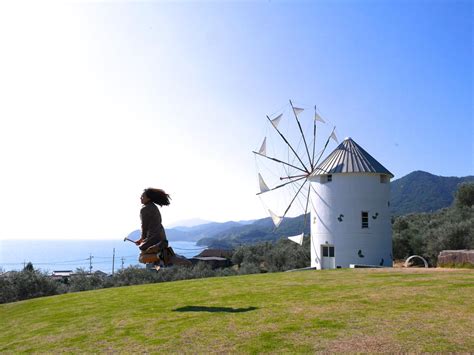 映画「魔女の宅急便」のロケ地！香川県・小豆島オリーブ公園の魔法のほうきでキキになりきろう！ Gotrip