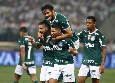 Palmeiras Faz Quatro Gols Em 7 Minutos Goleia Atlético Go E Dispara No