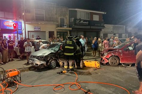 Impactante choque entre tres autos en Avenida Aristóbulo del Valle El