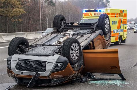 Unfall Auf A Stuttgart Karlsruhe Dacia Landet Auf Dem Dach