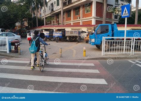 Pai Novo E Seu Filho Que Montam Uma Bicicleta Junto Imagem De Stock