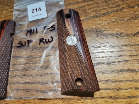 Colt 1911 Government Commander Checkered Colt Medallion Super Rosewood