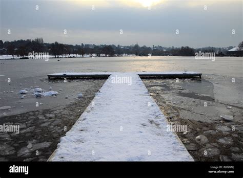 Wimbledon Park Lake in Winter Surrey England Stock Photo - Alamy