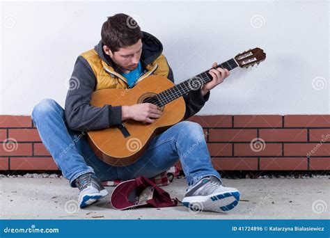 Homme Jouant La Guitare Sur La Rue Photo Stock Image Du Cordes