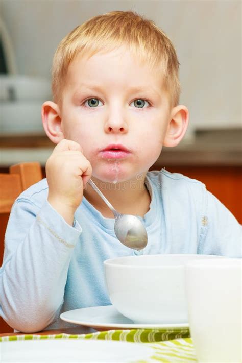 Enfant D Enfant De Gar On Mangeant Le Repas De Matin De Petit D Jeuner