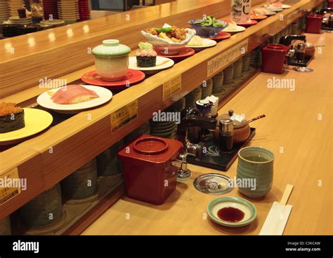 Conveyor belt sushi Stock Photo - Alamy