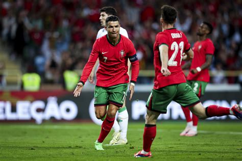 Cristiano Ronaldo Marca Dois E Portugal Vence A Irlanda No Ltimo Jogo