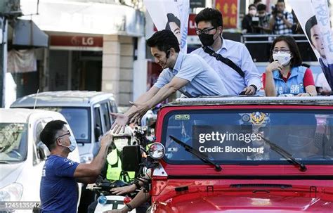 Chiang Wan-an, Tapei mayor-elect, greets members of the public... News Photo - Getty Images