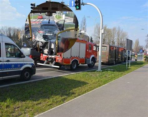 Autobus wjechał w audi Troje rannych pasażerów w szpitalu Rzeszów