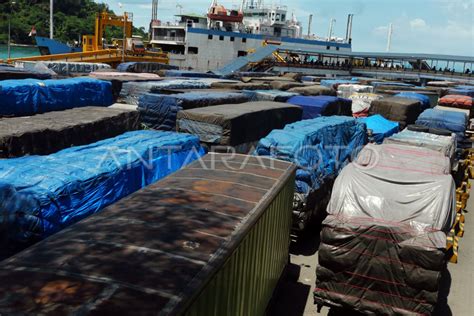 ANTRIAN PANJANG ANTARA Foto